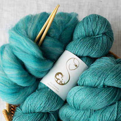 Echeveau de Elements Luxury Irish Wool DK d'Eriu coloris 1052 Atlantis