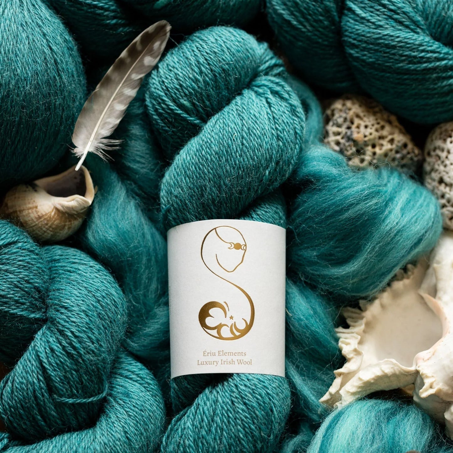 Echeveau de Elements Luxury Irish Wool DK d'Eriu coloris 1053 Selkie