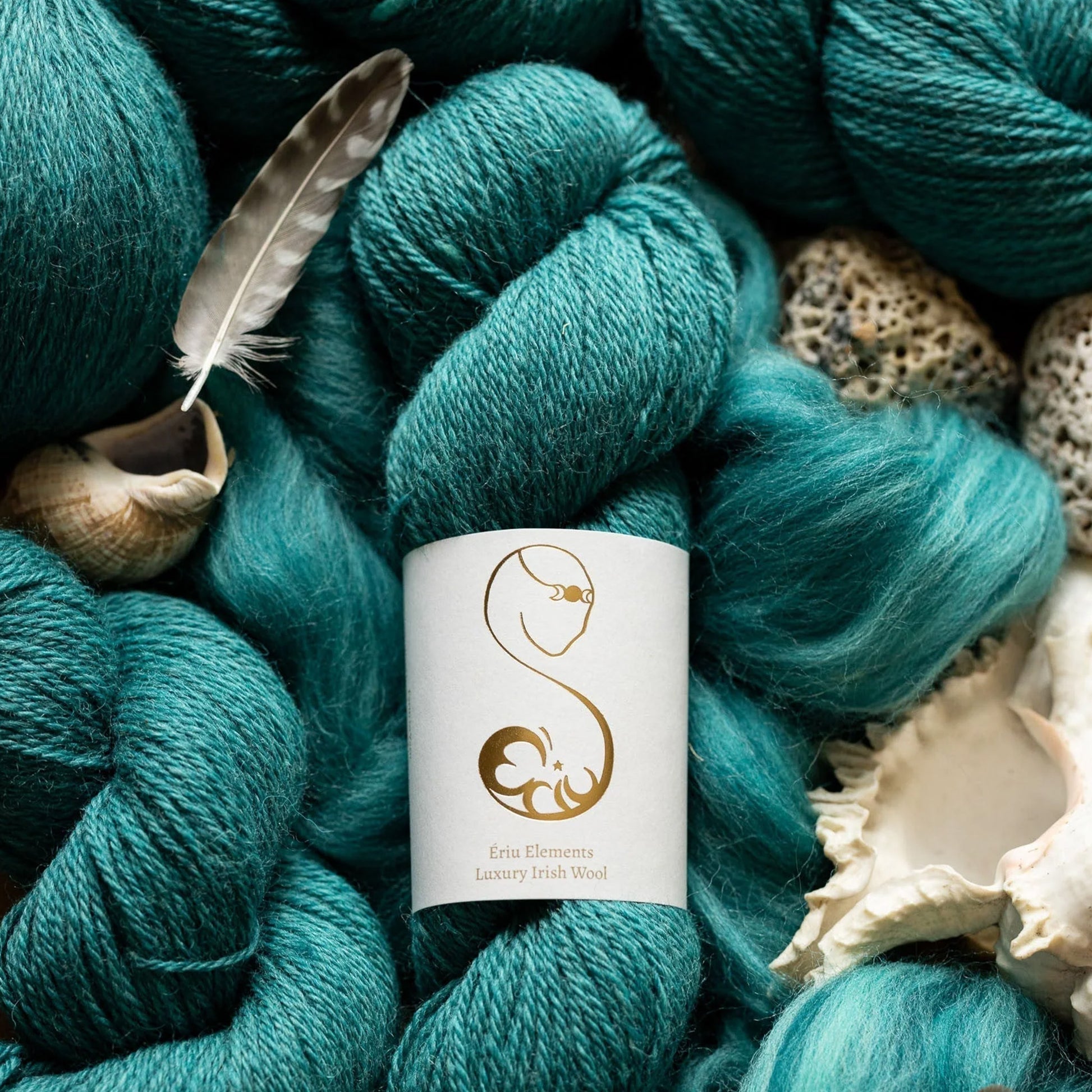 Echeveau de Elements Luxury Irish Wool DK d'Eriu coloris 1053 Selkie