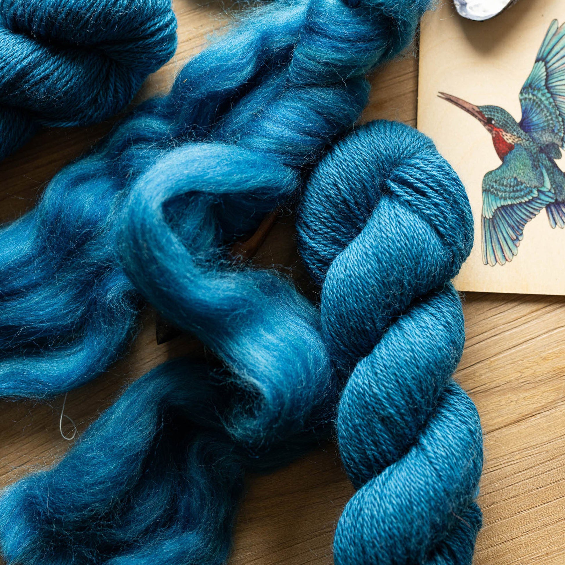 Echeveau de Elements Luxury Irish Wool DK d'Eriu coloris 1054 Kingfisher