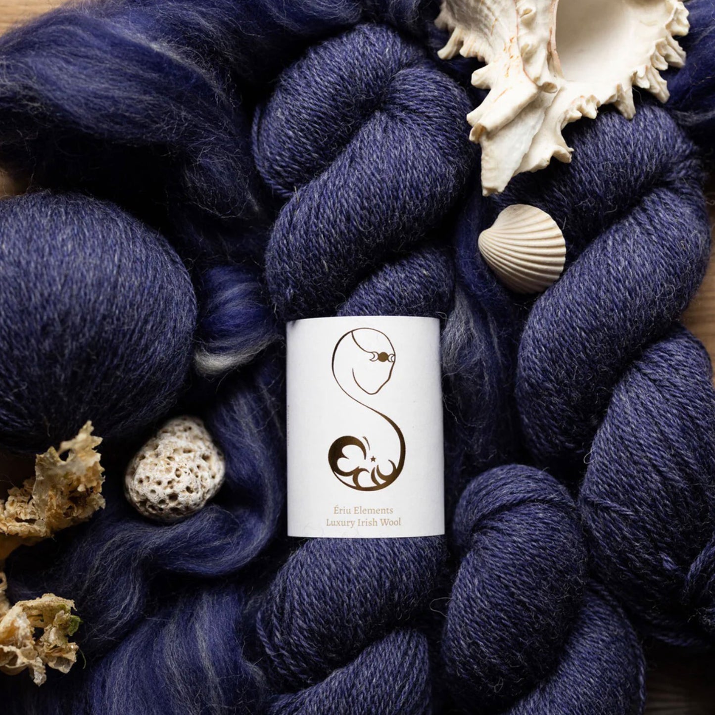 Echeveau de Elements Luxury Irish Wool DK d'Eriu coloris 1055 Manann