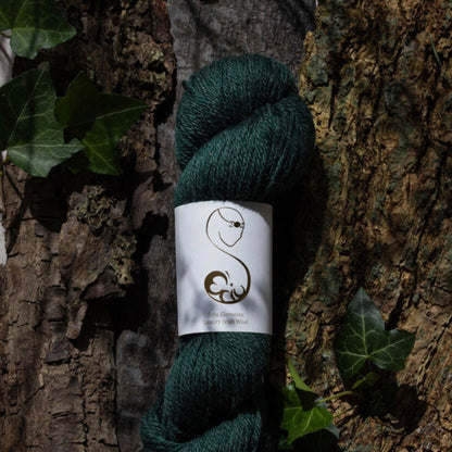 Echeveau de Elements Luxury Irish Wool DK d'Eriu coloris 1057 Dryad