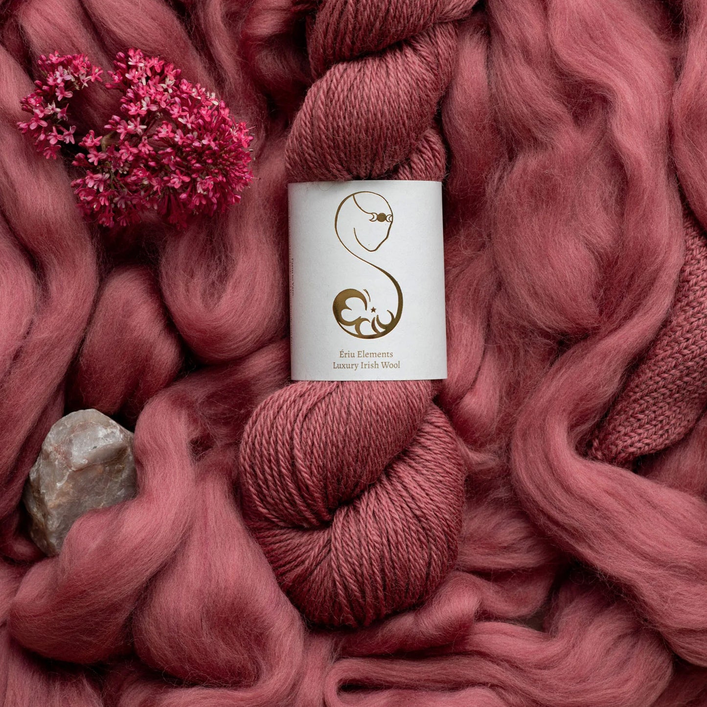 Echeveau de Elements Luxury Irish Wool DK d'Eriu coloris 1058 Fae