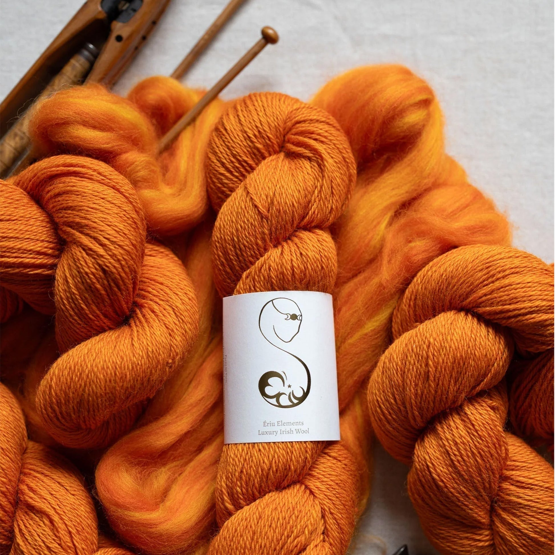 Echeveau de Elements Luxury Irish Wool DK d'Eriu coloris 1060 Brigids Flame