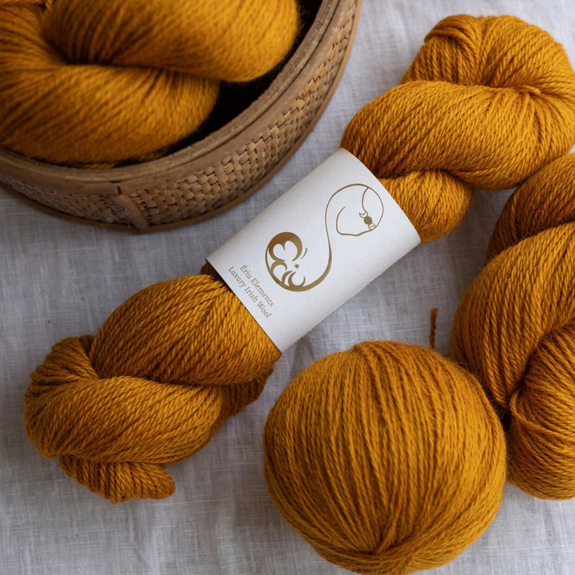 Echeveau de Elements Luxury Irish Wool DK d'Eriu coloris 1061 Ceremony