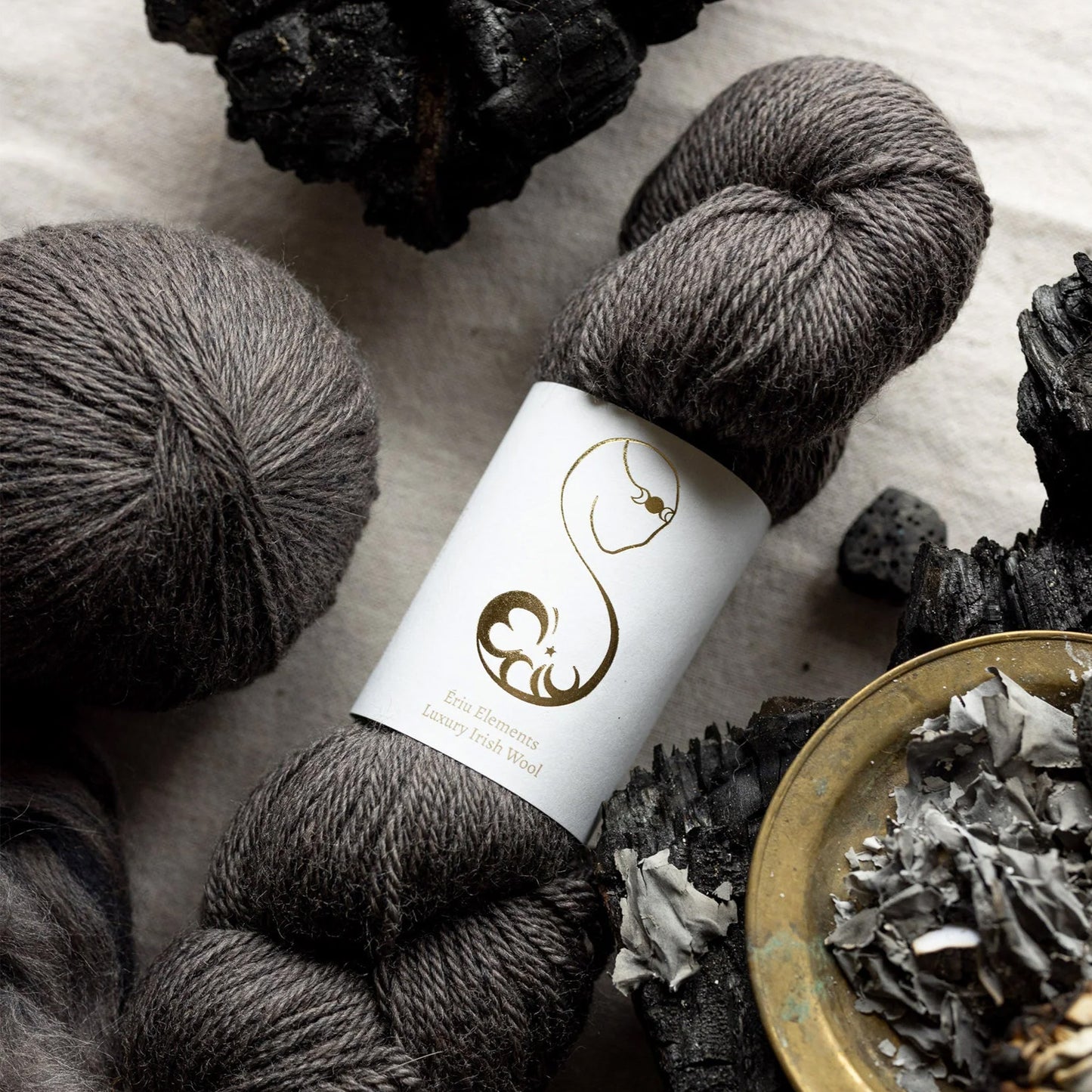 Echeveau de Elements Luxury Irish Wool DK d'Eriu coloris 1062 Ashes