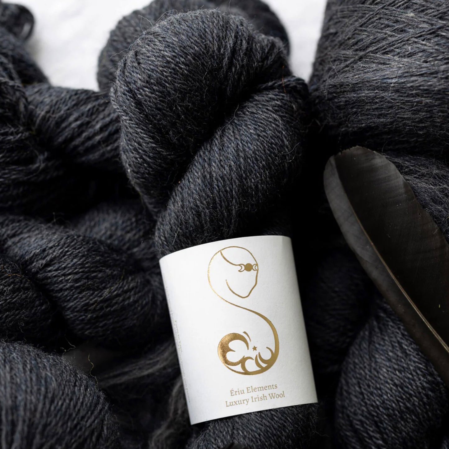 Echeveau de Elements Luxury Irish Wool DK d'Eriu coloris 1063 Crow