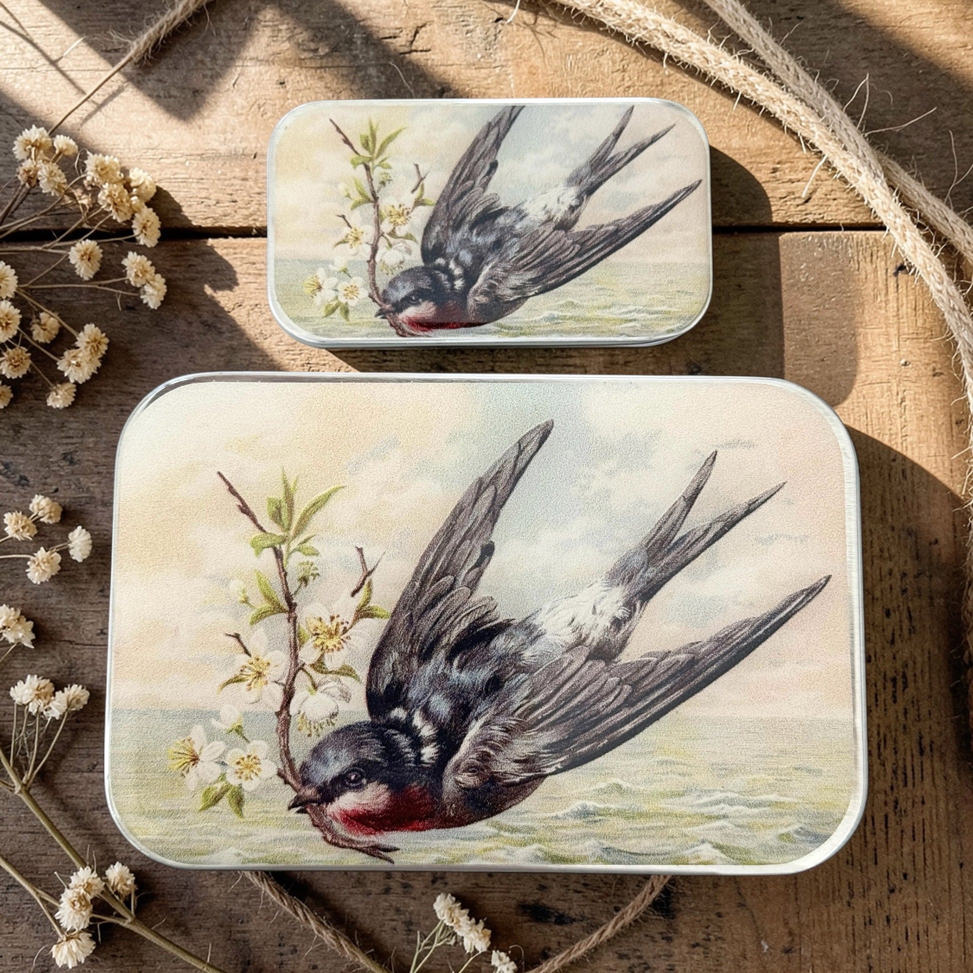 Boîte de rangement Firefly Notes, modèle Spring Swallow, taille Small (haut) et Large (bas)