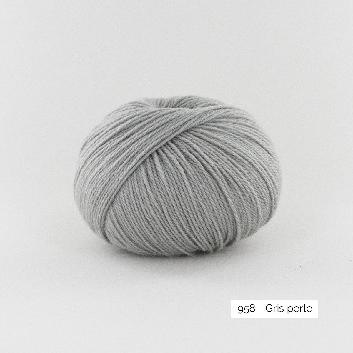 Pelote de mérinos extrafin superwash BB Mérinos de Fonty, coloris 958 Gris Perle