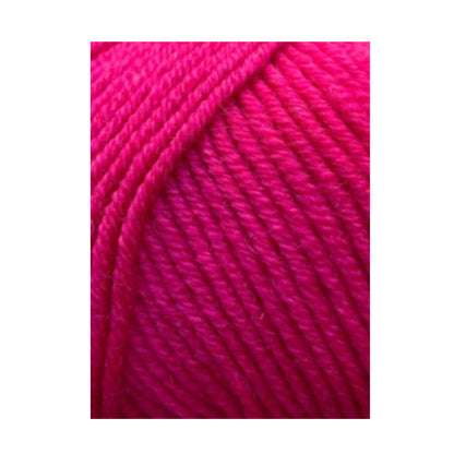 Texture et couleur d'une pelote de mérinos My Fine Wool de Gepard Garn, coloris 434 Fuchsia