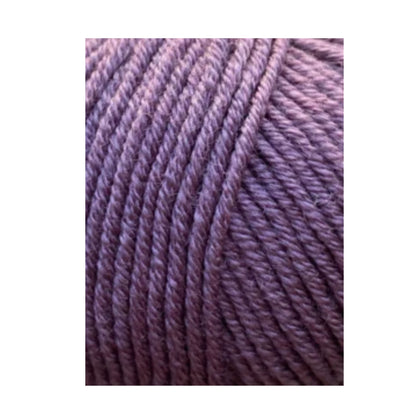 Texture et couleur d'une pelote de mérinos My Fine Wool de Gepard Garn, coloris 630 Mauve