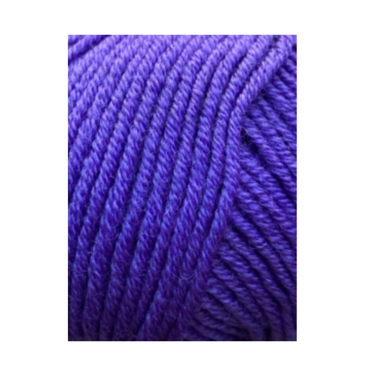 Texture et couleur d'une pelote de mérinos My Fine Wool de Gepard Garn, coloris 646 Bright Purple