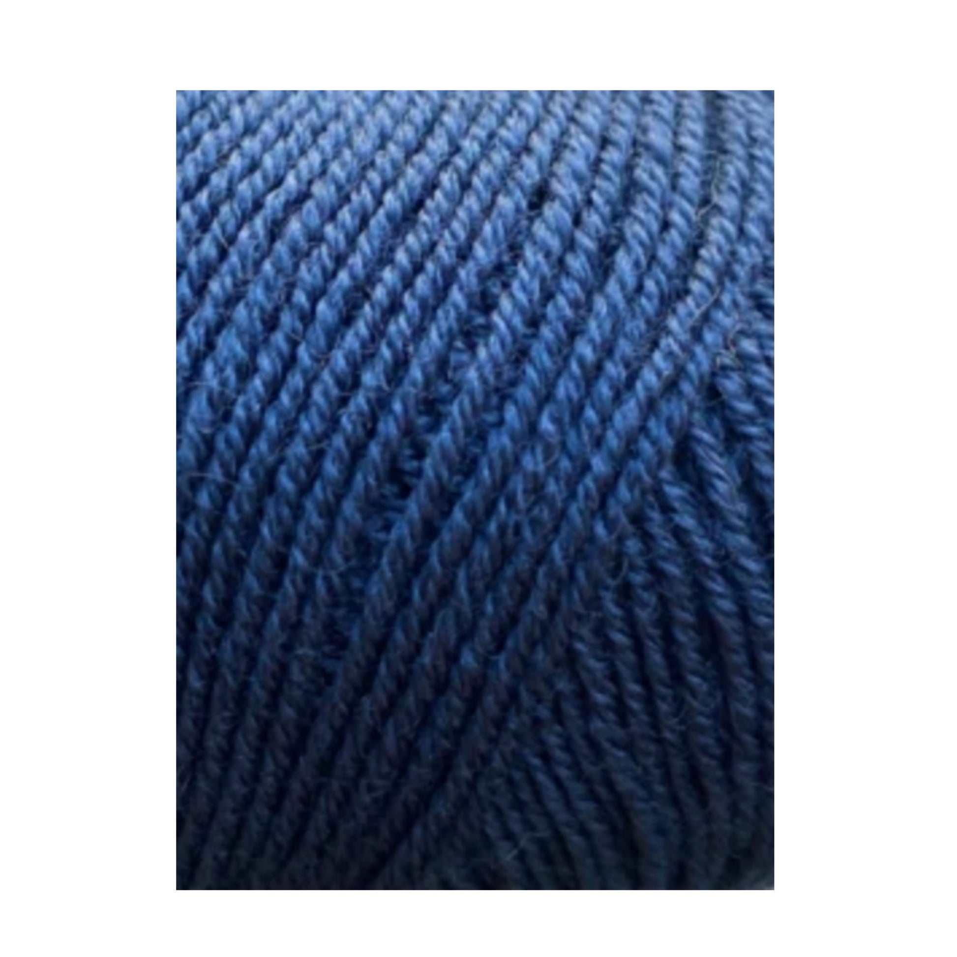 Texture et couleur d'une pelote de mérinos My Fine Wool de Gepard Garn, coloris 768 Denim Blue