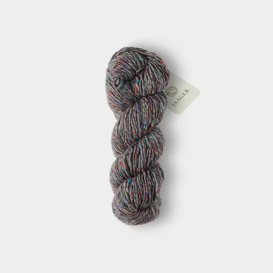 Echeveau de laine tweedée Aran Tweed d'Isager, coloris Confetti (gris fonc avec noppes multicolores)