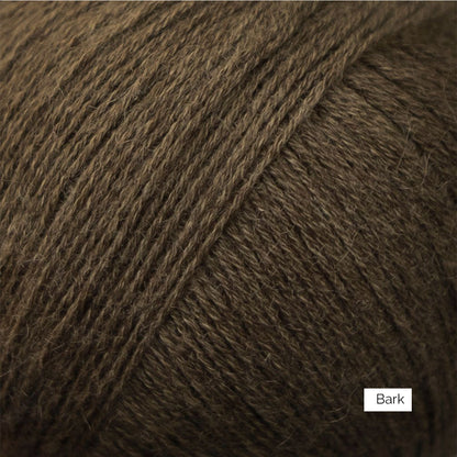 Texture et couleur d'une pelote de fil dentelle pur cachemire Compatible Cashmere de Knitting for Olive (KFO) coloris Bark (écorce)