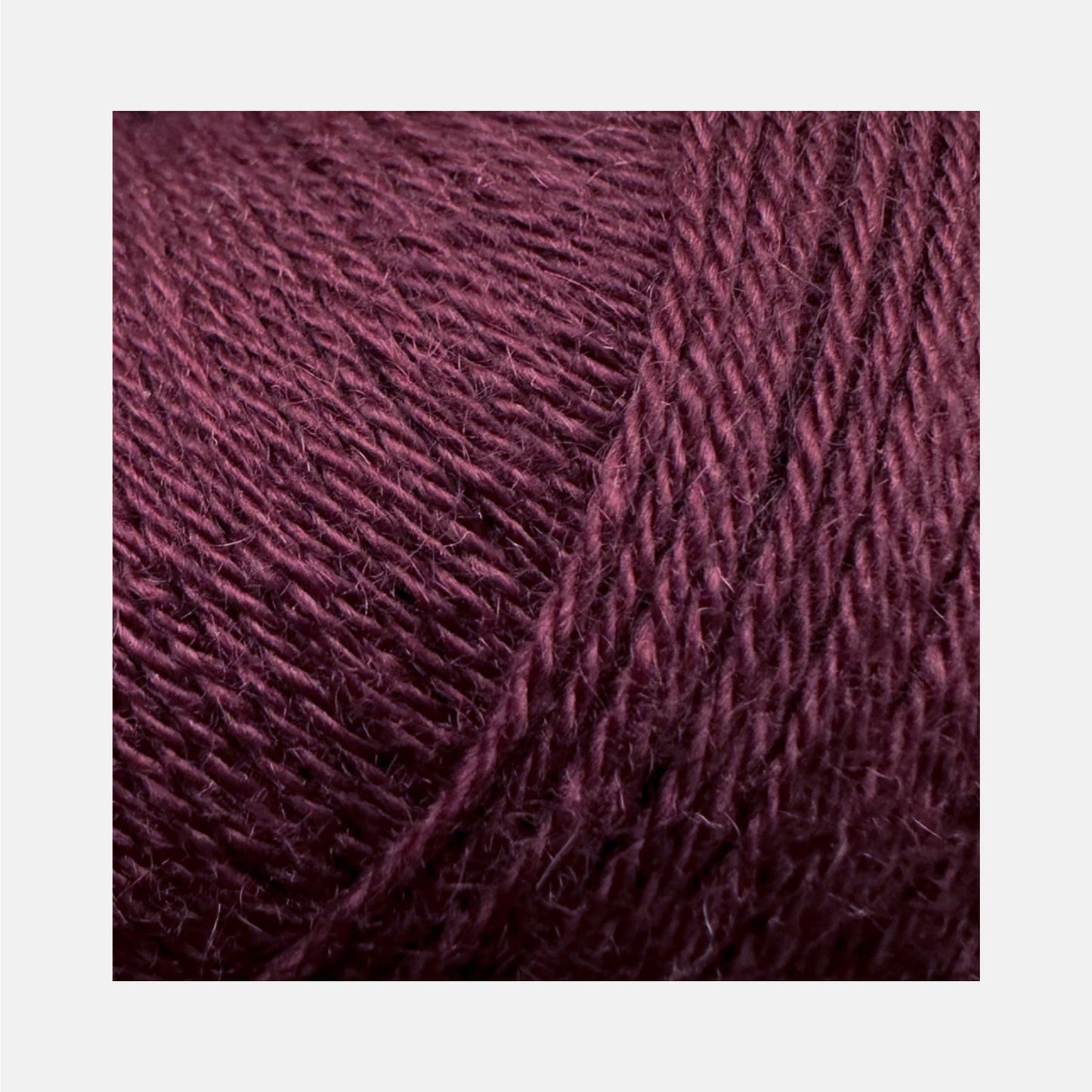 Gros plan sur une pelote de Compatible Cashmere de Knitting for Olive, coloris Bordeaux