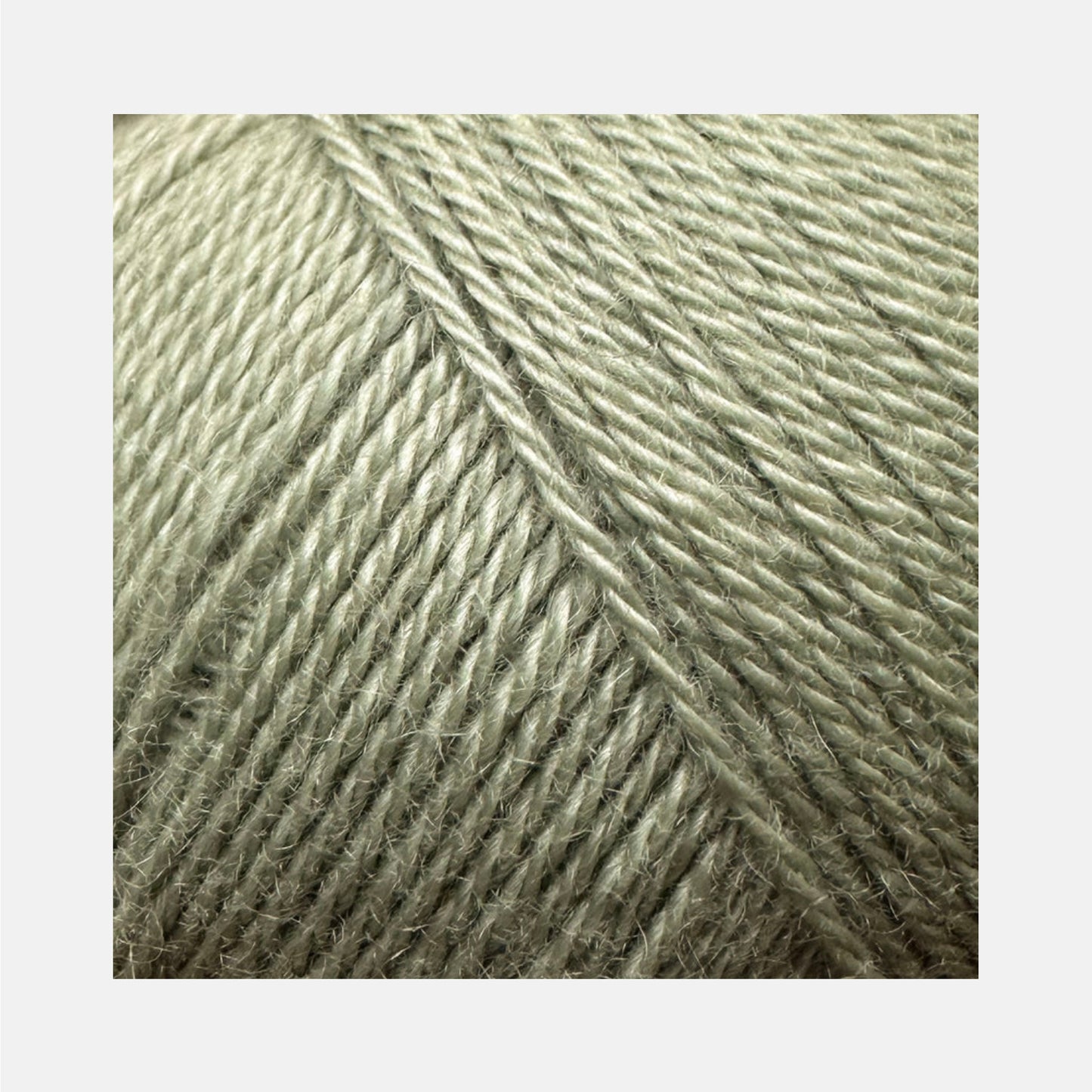 Gros plan sur une pelote de Compatible Cashmere de Knitting for Olive, coloris Dusty Artichoke