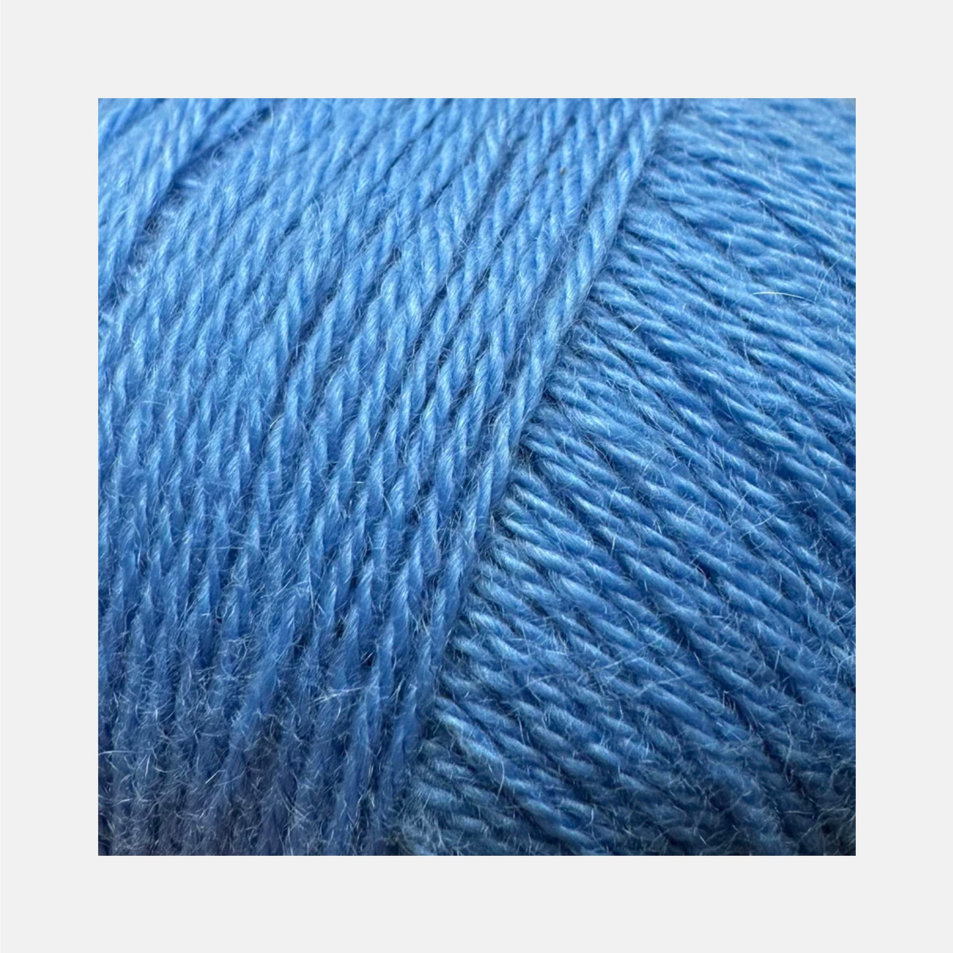 Gros plan sur une pelote de Compatible Cashmere de Knitting for Olive, coloris Poppy Blue