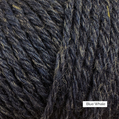 Texture et couleur d'une pelote de mérinos non superwash Heavy Merino de Knitting for Olive (KFO) coloris Blue Whale