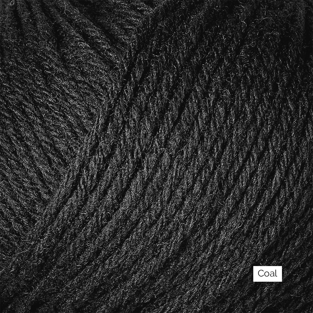 Couleur et texture d'une pelote de Heavy Merino de Knitting for Olive (KFO) coloris Coal (charbon)