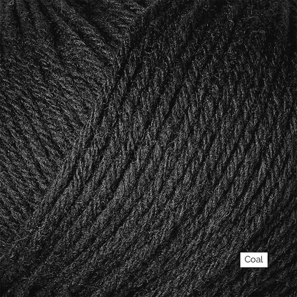 Couleur et texture d'une pelote de Heavy Merino de Knitting for Olive (KFO) coloris Coal (charbon)