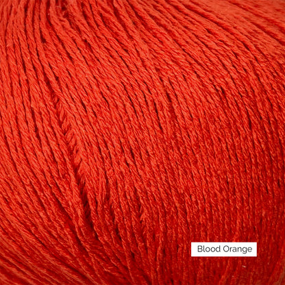 Texture et couleur d'une pelote de bourette de soie Pure Silk de Knitting for Olive (KFO) coloris Blood Orange