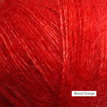 Texture et couleur d'une pelote de mohair et soie Silk Mohair de Knitting for Olive (KFO) coloris Blood Orange (orange sanguine)