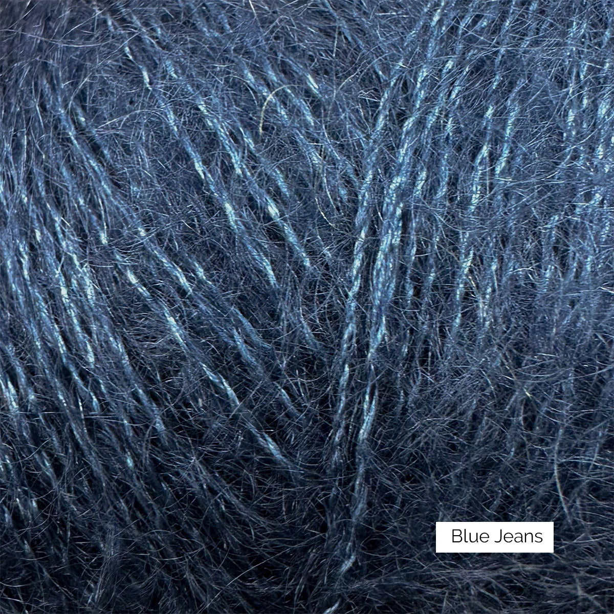 Texture et couleur d'une pelote de mohair et soie Soft Silk Mohair de Knitting for Olive (KFO) coloris Blue Jeans