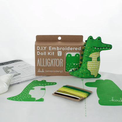 Kit de broderie Embroidered Doll de Kiriki Press modèle Alligator