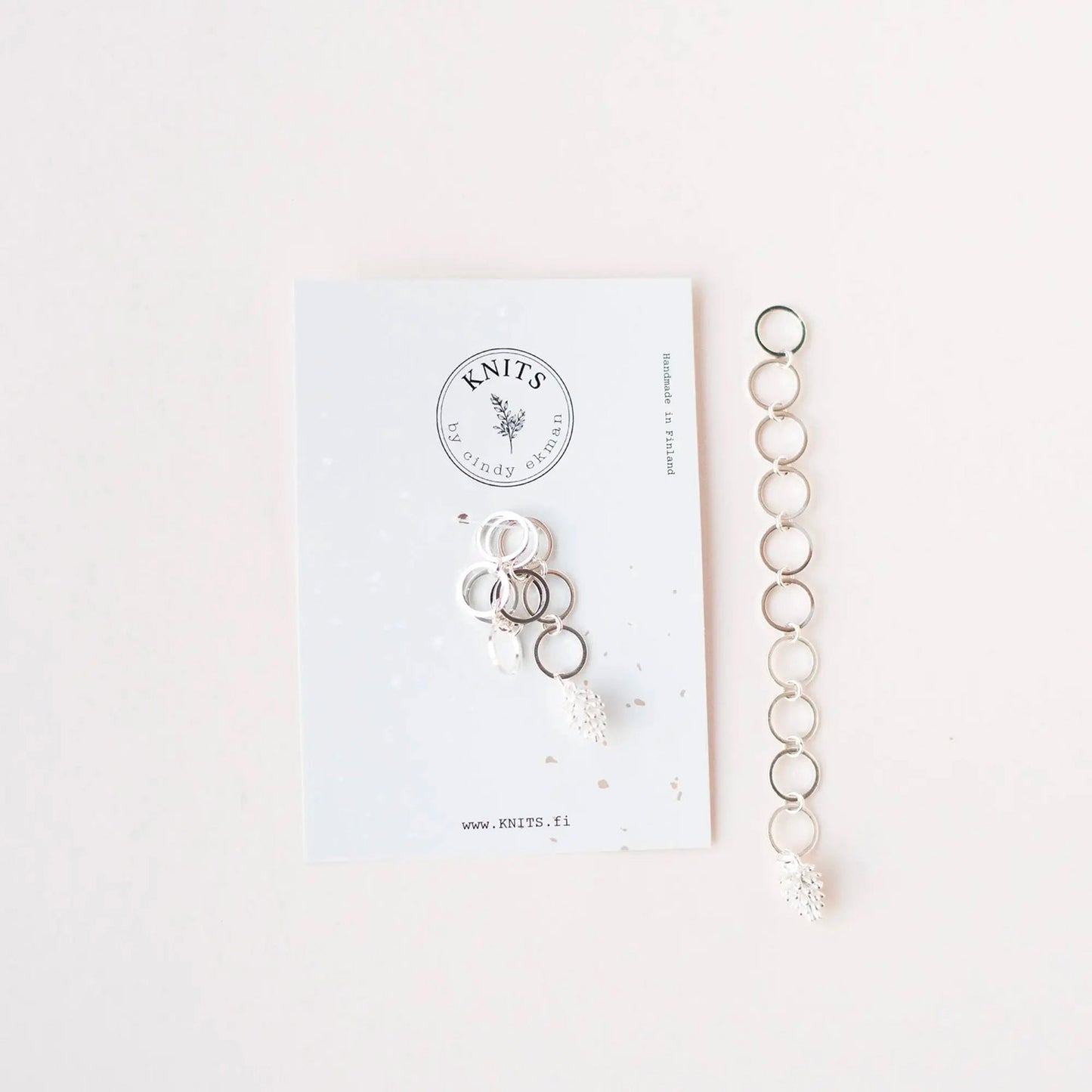 Compte-rangs chaînette Knits by ce, modèle Pomme de pin (argenté)