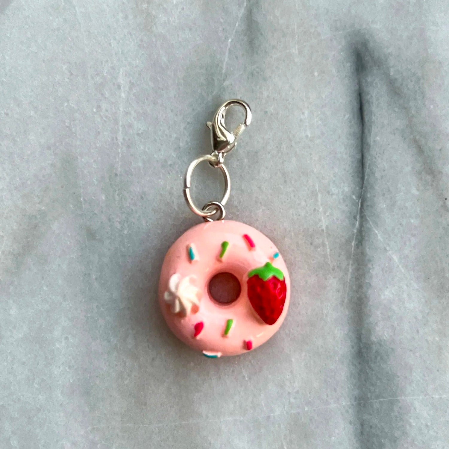 Marqueur de maille de Knits by ce, modèle Donut à la fraise (amovible)