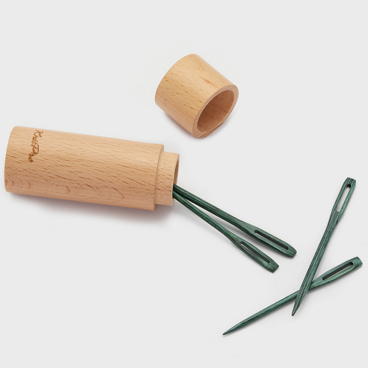 Etui en bois avec ses aiguilles à laine en bois teinté vert de la marque Knit Pro