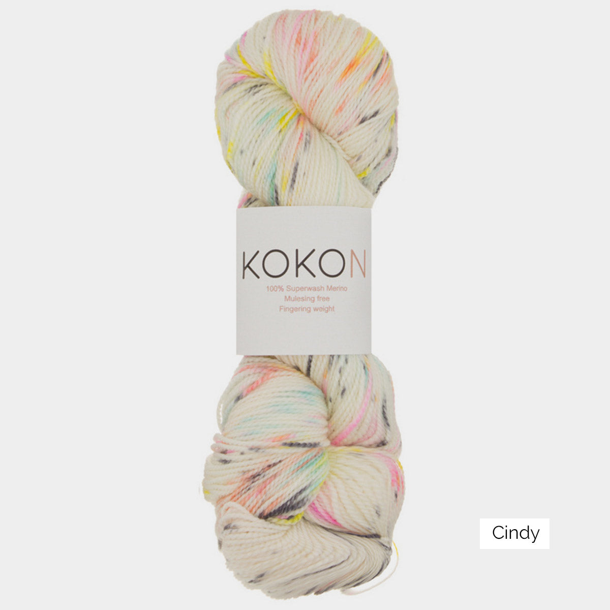 Echeveau de Merino de Kokon, épaisseur fingering, coloris Cindy (blanc avec traces colorées jaune, orange, rose, bleu, gris)