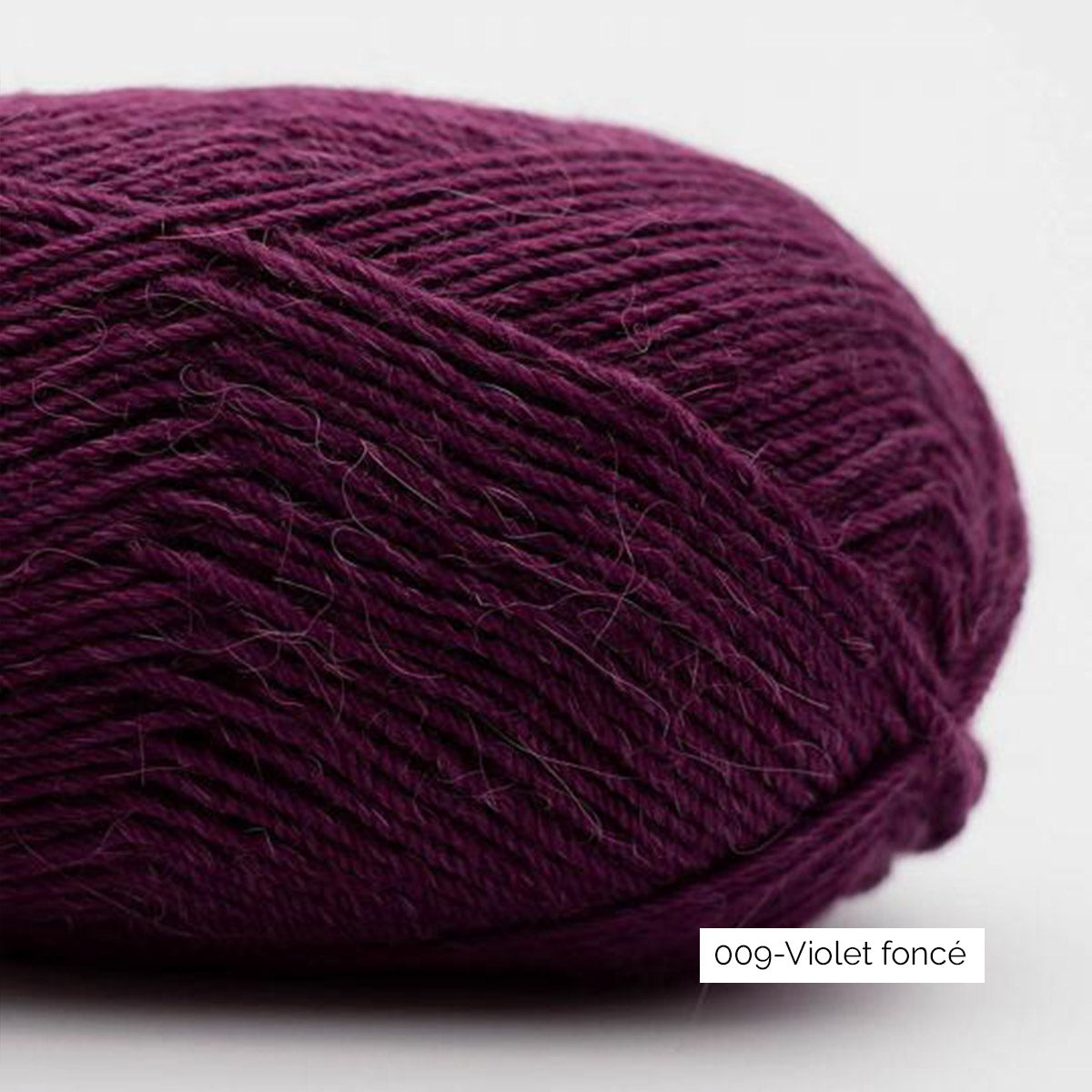 Texture du fil à chaussettes à base d'alpaga Edelweiss Alpaca de Kremke Soul Wool coloris 009 Violet Foncé