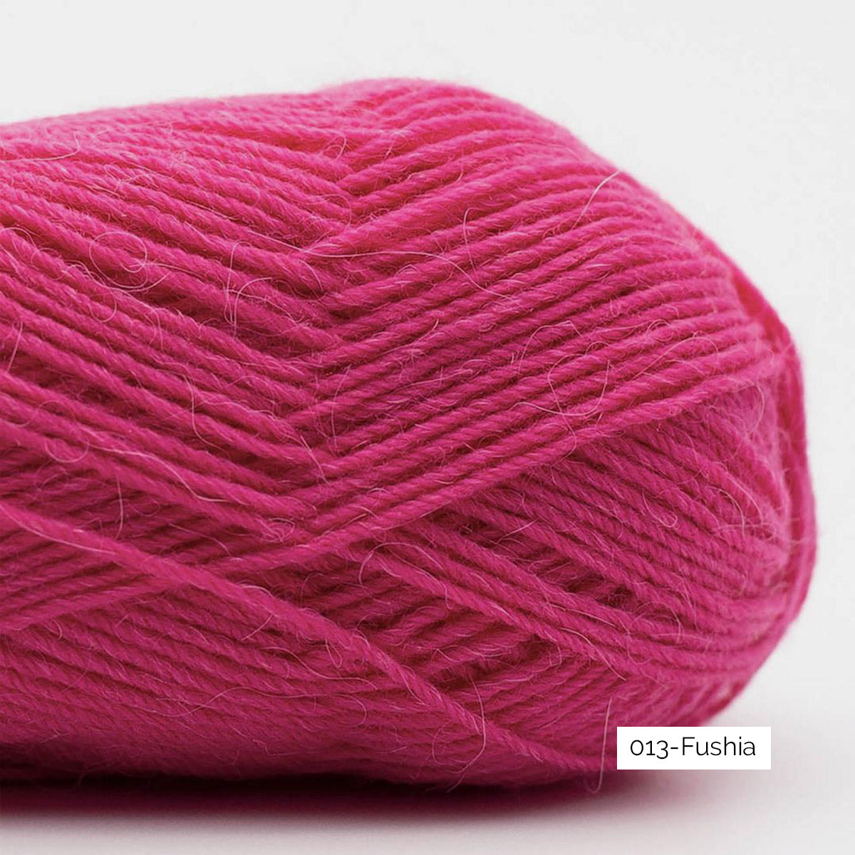 Texture du fil à chaussettes à base d'alpaga Edelweiss Alpaca de Kremke Soul Wool coloris 013 Fuchsia