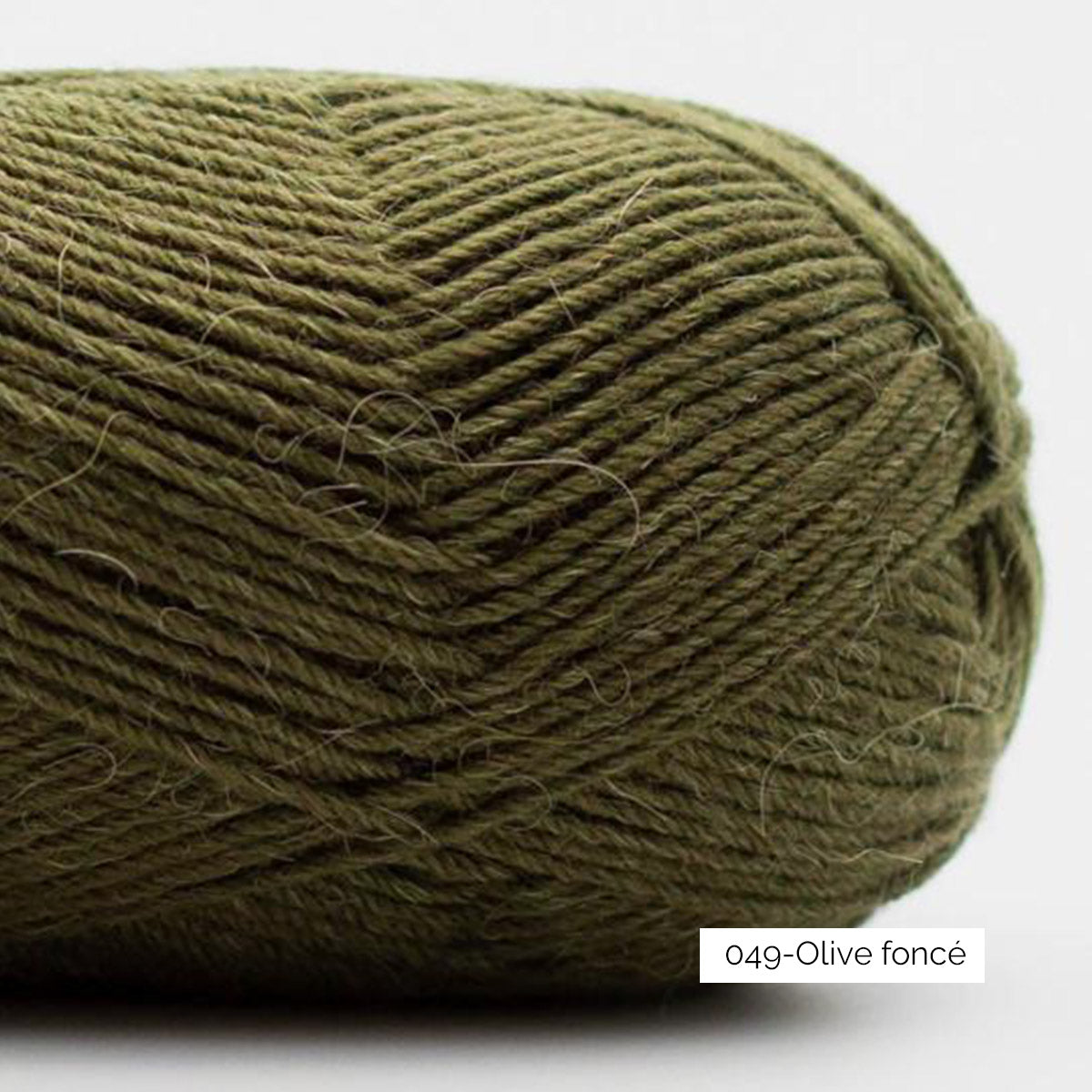 Texture du fil à chaussettes à base d'alpaga Edelweiss Alpaca de Kremke Soul Wool, coloris 049 Olive Foncé