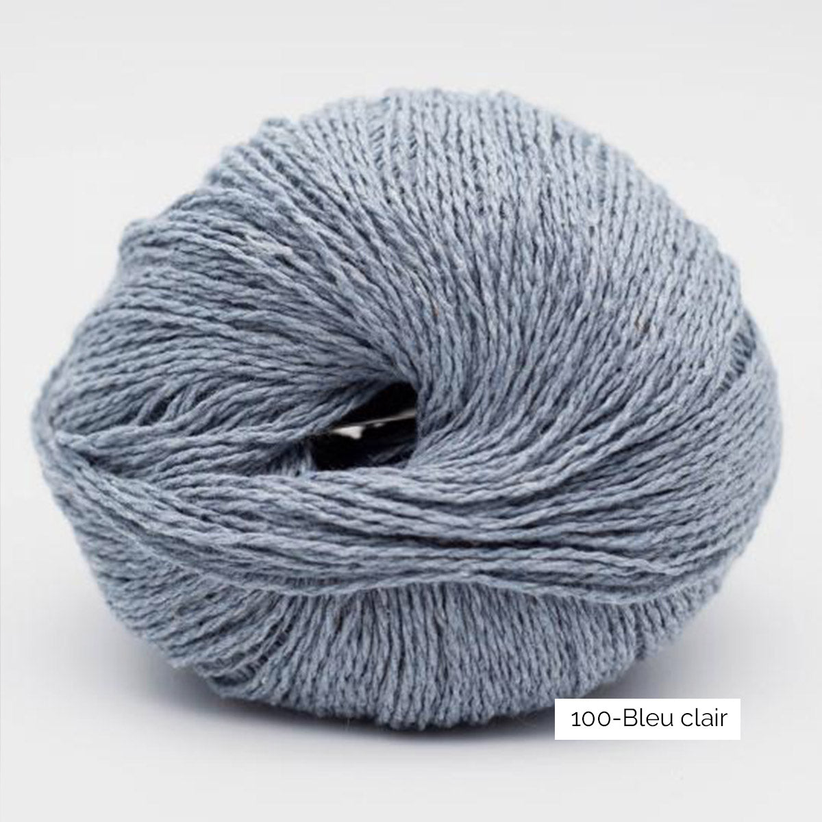 Pelote de fil en coton recyclé Reborn de Kremke Soul Wool, coloris 100 Bleu Clair