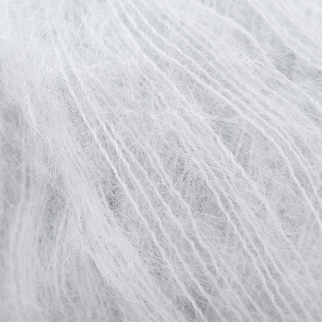 Texture et couleur d'une pelote de mohair et soie Silky Kid de Kremke coloris 64 Nuage (gris très très clair)