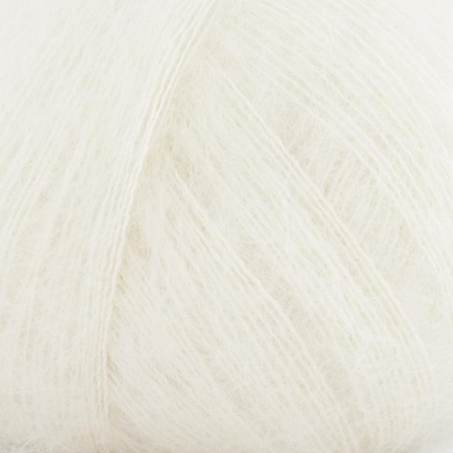 Gros plan sur la texture du mohair et soie Silky Kid de Kremke Soul Wool coloris 03 Naturel