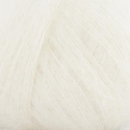 Gros plan sur la texture du mohair et soie Silky Kid de Kremke Soul Wool coloris 03 Naturel