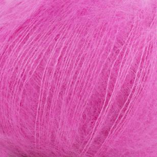 Gros plan sur la texture et la couleur du mohair et soie Silky Kid de Kremke Soul Wool coloris 106 Fuchsia