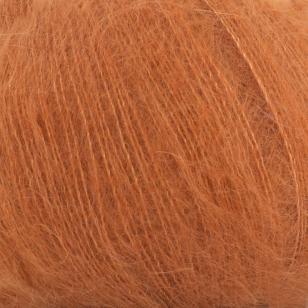 Texture et couleur d'une pelote de mohair et soie Silky Kid de Kremke Soul Wool coloris 170 Ecureuil