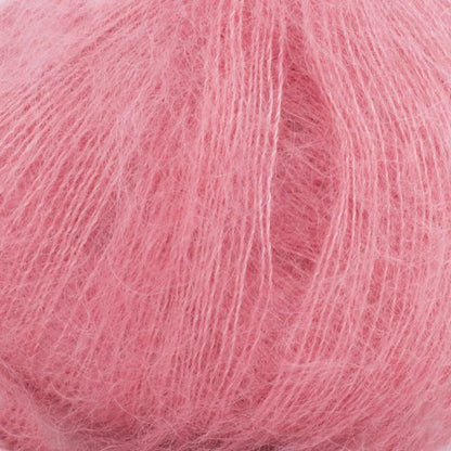 Texture et couleur d'une pelote de mohair et soie Silky Kid de Kremke Soul Wool coloris 169 Corail