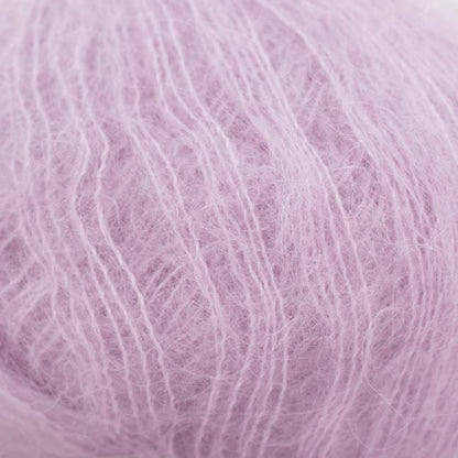 Texture et couleur d'une pelote de Silky Kid de Kremke Soul Wool coloris 234 Dragée