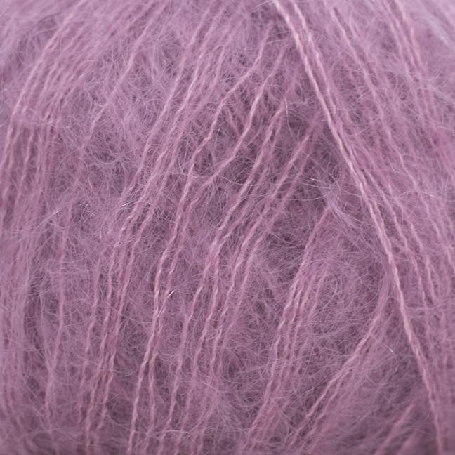 Texture et couleur d'une pelote de mohair et soie Silky Kid de Kremke Soul Wool coloris 256 Bruyère