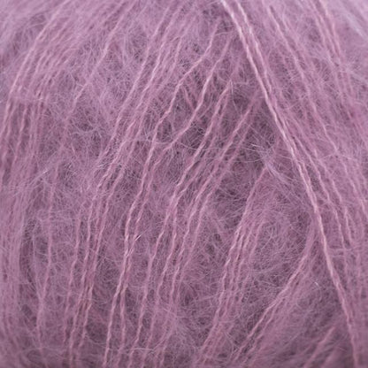 Texture et couleur d'une pelote de mohair et soie Silky Kid de Kremke Soul Wool coloris 256 Bruyère