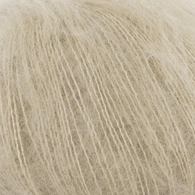 Texture et couleur d'une pelote de mohair et soie Silky Kid de Kremke Soul Wool coloris 29 Camel