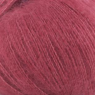 Texture et couleur d'une pelote de mohair et soie Silky Kid de Kremke Soul Wool coloris 44 Amarante