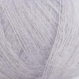 Texture et couleur d'une pelote de mohair et soie Silky Kid de Kremke coloris 57 Gris Clair