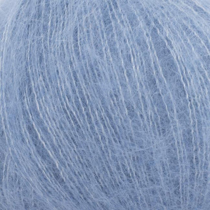 Texture et couleur d'une pelote de mohair et soie Silky Kid de Kremke Soul Wool coloris 71 Jeans